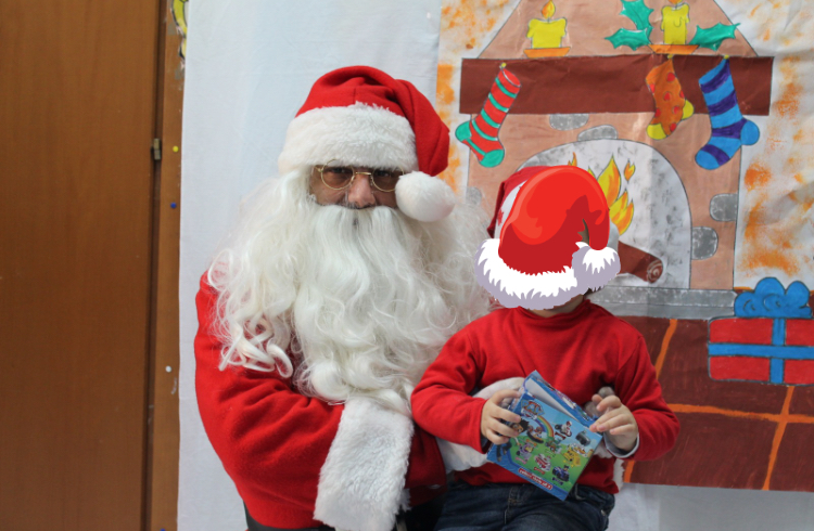 Babbo Natale di Angeli Bianchi consegna i doni in chirurgia pediatrica