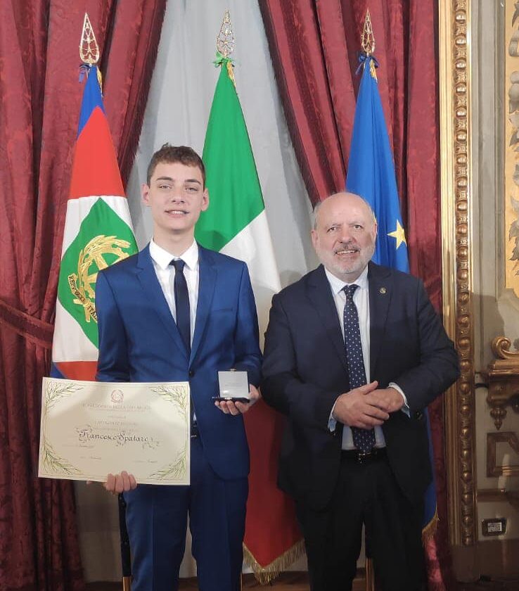 Mattarella conferisce l’Attestato d’onore di “Alfiere della Repubblica” a Francesco Spataro, giovane cosentino volontario del Banco Alimentare della Calabria